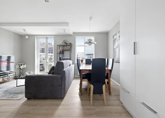Cheerful Down Town Apartment